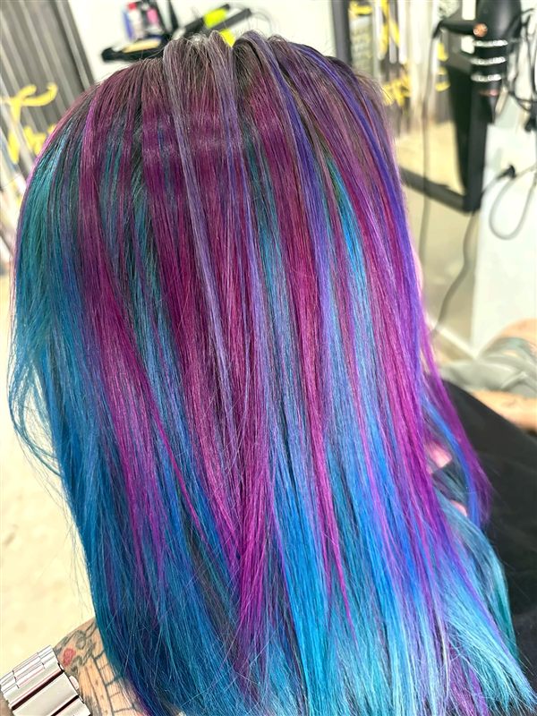 Coloración fantasía en tonos azules y violetas en True Elegance, Algeciras
