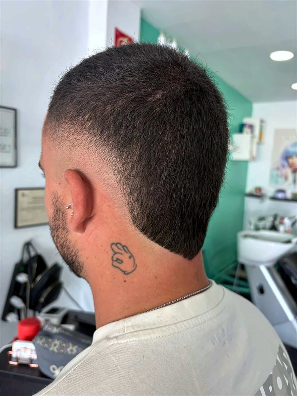 Corte de hombre con degradado y nuca definida en True Elegance, Algeciras